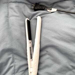 Amovee dual voltage compact flat iron